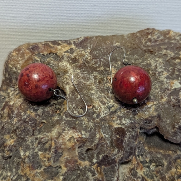 Red bead earrings with silver hooks - Picture 5 of 8
